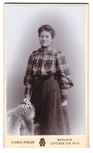 Fotografie Atelier Globus, Berlin-W, Leipziger Strasse 132-137, Portrait junge Dame in karierter Bluse und Rock