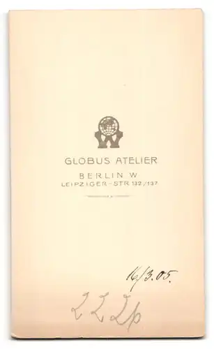 Fotografie Atelier Globus, Berlin-W, Leipziger Strasse 132-137, Portrait junge Dame in karierter Bluse und Rock