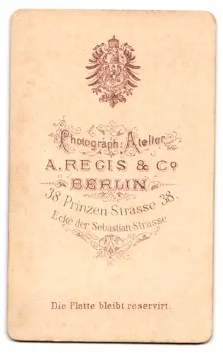 Fotografie A. Regis & Co., Berlin, Prinzen-Strasse 38, Portrait junger Herr im Anzug mit Brille