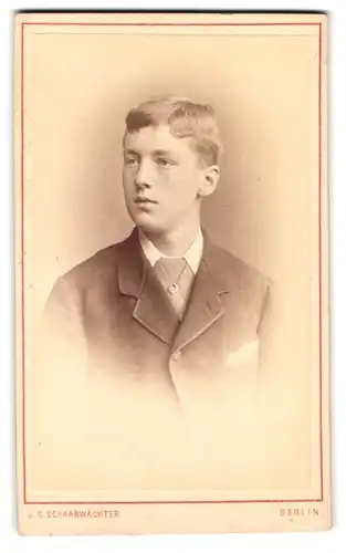 Fotografie J. C. Schaarwächter, Berlin, Friedrich-Strasse 190, Portrait junger Herr im Anzug mit Krawatte