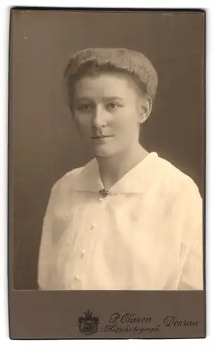 Fotografie P. Clasen, Dessau, Kavalierstrasse 16, Portrait junge Dame mit moderner Frisur