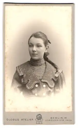 Fotografie Atelier Globus, Berlin-W., Leipziger-Strasse 132-135, Portrait junge Dame im modischen Kleid