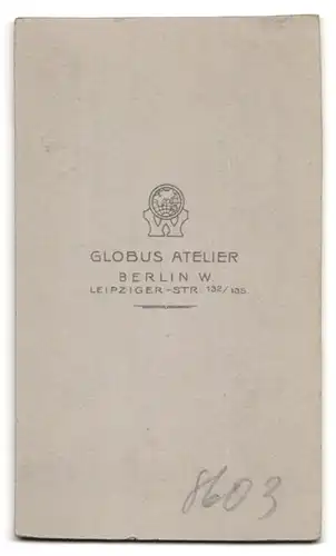 Fotografie Atelier Globus, Berlin-W., Leipziger-Strasse 132-135, Portrait junge Dame im modischen Kleid