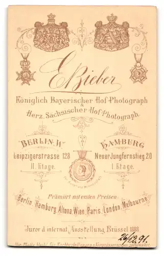 Fotografie E. Bieber, Berlin-W., Leipzigerstrasse 128, Portrait junges Paar in modischer Kleidung