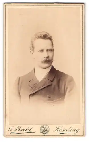 Fotografie A. Bartel, Hamburg, Portrait modisch gekleideter Herr mit Schnauzbart