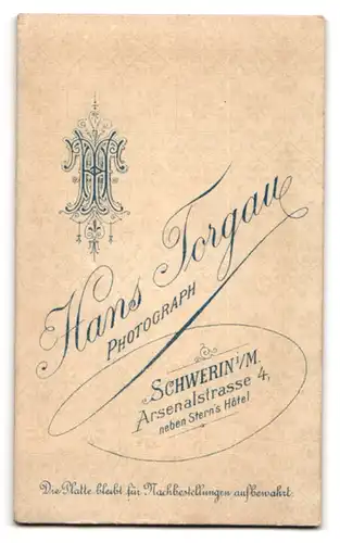 Fotografie Hans Torgau, Schwerin i /M., Arsenalstrase 4, Portrait bürgerliche Herrschaften am Tisch