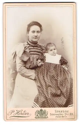 Fotografie P. Hörder, Berlin-Spandau, Schönwalder-Strasse 89, Portrait bürgerliche Dame mit Baby auf dem Arm