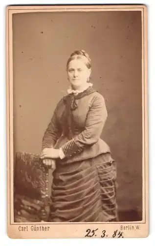 Fotografie Carl Günther, Berlin-W., Behrenstrasse 24, Portrait bürgerliche Dame in hübscher Kleidung