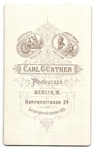 Fotografie Carl Günther, Berlin-W., Behrenstrasse 24, Portrait bürgerliche Dame in hübscher Kleidung