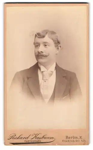 Fotografie Richard Kasbaum, Berlin-N., Friedrich-Strasse 125, Portrait eleganter Herr mit Moustache