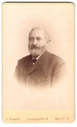 Fotografie C. Brasch, Berlin-W., Leipzigerstrasse 9, Portrait älterer Herr im Anzug mit Vollbart