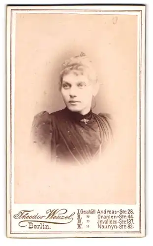 Fotografie Theodor Wenzel, Berlin-O., Andreasstrasse 28, Portrait junge Dame mit Kragenbrosche