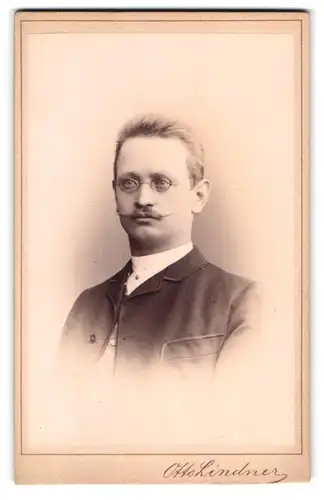 Fotografie Otto Lindner, Berlin-C., König-Strasse 30, Portrait bürgerlicher Herr mit Brille und Zwirbelbart