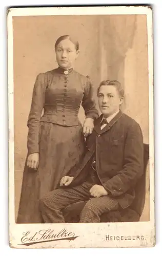 Fotografie Ed. Schultze, Heidelberg, Plöckstrasse 79, Portrait junges Paar in modischer Kleidung