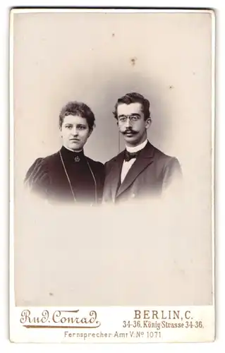 Fotografie Rud. Conrad, Berlin, Königstrasse 34-36, Portrait junges Paar in eleganter Kleidung