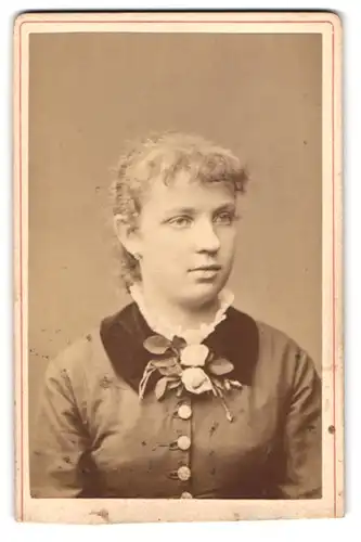 Fotografie H. Noack, Berlin, Unter den Linden 45, Portrait junge Dame mit zurückgebundenem Haar