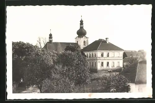 AK Kozlany, Kostel a bývalá skola