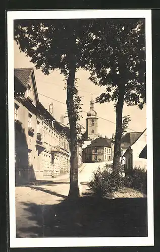 AK Úpice, Strassenpartie mit Kirchblick
