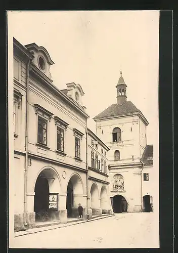 AK Josefstadt / Josefov / Jaromer, Gebäude mit Laubengängen und Turm