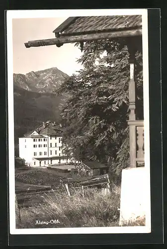 AK Alzing /Obb., Grosses Gebäude mit Berg