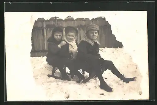 Foto-AK Drei Kinder auf Schlitten