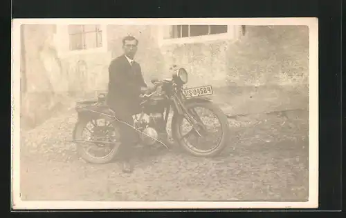 Foto-AK Besitzer auf seinem Motorrad von DKW