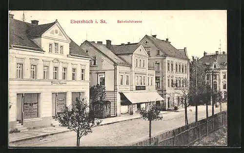 AK Ebersbach i. Sa., Bahnhofstrasse mit Blumenhandlung und Geschäft von Herm. Freund