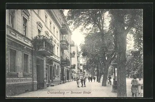 AK Oranienburg, Bernauer Strasse mit Passanten und Geschäften, Litfasssäule
