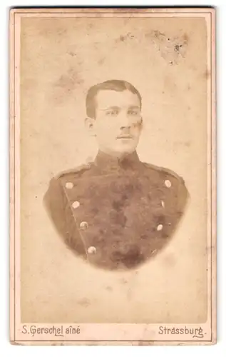 Fotografie S. Gerschel aine, Strassburg, Kinderspielgasse 56, Portrait Soldat in Chevaulegers Uniform mit Mittelscheitel