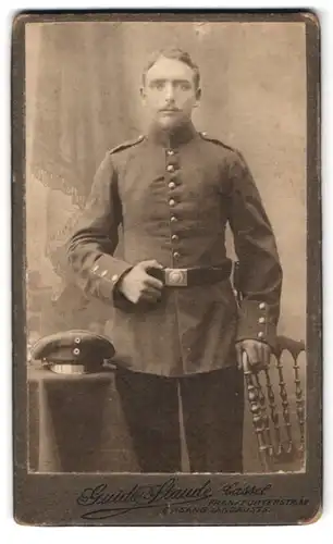 Fotografie Guido Staude, Cassel, Frankfurterstr. 69, Portrait Soldat in Uniform mit Bajonett