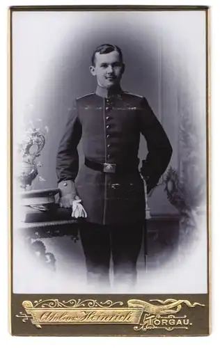 Fotografie Atelier Heinrich, Torgau, Schlossstr. 13, Portrait junger Soldat in Uniform mit Bajonett und Portepee