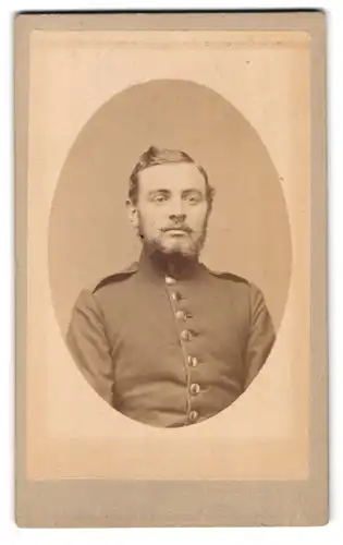 Fotografie Hermann Ramm, Magdeburg, Neustädterstr. 45, Portrait Soldat in Uniform mit Vollbart