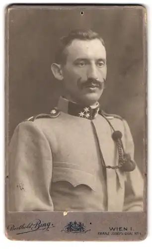 Fotografie Berthold Bing, Wien, Franz Josef Quai 1, Portrait österreichishcer Soldat in Uniform mit Kaiser Wilhelm Bart