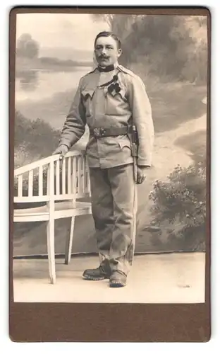 Fotografie G. v. Nemeth, Innsbruck, Universitötsstr. 10, Portrait Soldat in Uniform mit beschlagenen Schuhen, Bajonett
