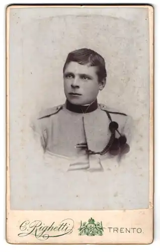 Fotografie C. Righetti, Trento, via Lunga, Portrait junger österreichischer Soldat in Uniform mit Schützenschnur