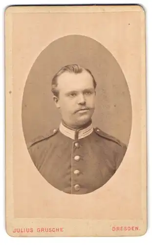 Fotografie Julius Grusche, Dresden, Bautzner-Str. 39, Portrait Soldat in Gardeuniform mit Moustache