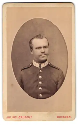 Fotografie Julius Grusche, Dresden, Bautzner-Str. 39, Portrait Soldat in Garde Uniform mit Moustache