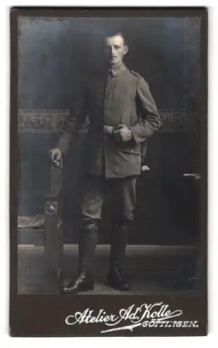 Fotografie Atelier Ad. Kolle, Göttingen, Prinzenstr. 18, Portrait Soldat in Feldgrau Uniform mit Bajonett