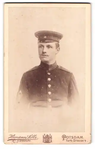 Fotografie Hermann Selle, Potsdam, Yoek-Str. 4, Portrait Soldat Boekhoff in Garde Uniform mit Ärmelabzeichen