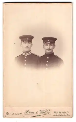 Fotografie Strom & Walter, Berlin, Blücherstr. 13, Portrait zwei Soldaten in Garde Uniform und normer Uniform