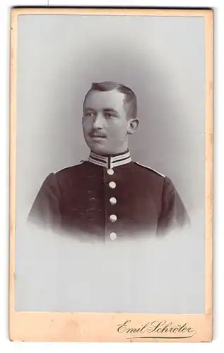 Fotografie Emil Schröter, Potsdam, Schloss-Str. 1, Portrait Soldat in Garde Uniform mit Moustache