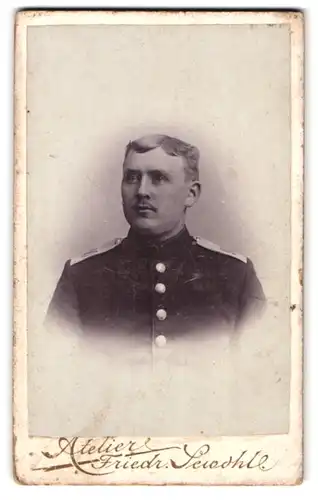 Fotografie Friedr. Sewohl, Rostock, Doberanerstr. 158, Portrait Soldat Karl Dahlenburg in Uniform Rgt. 90