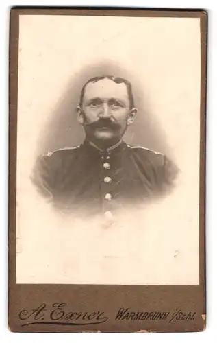 Fotografie A. Exner, Warmbrunn i. Schl., Portrait älterer Uffz. in Uniform mit Walrossbart
