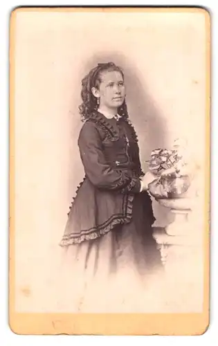 Fotografie A. Rossberg, Nossen, am Markt, Portrait junge Frau im Biedermeierkleid mit Locken und Haarschleife