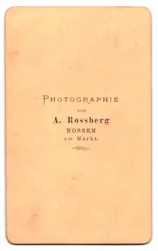 Fotografie A. Rossberg, Nossen, am Markt, Portrait junge Frau im Biedermeierkleid mit Locken und Haarschleife