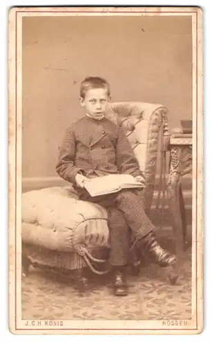 Fotografie J.C.H. König, Nossen, Bahnhofstr., Portrait junger Knabe im karierten Anzug liest in einem Buch