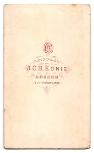 Fotografie J.C.H. König, Nossen, Bahnhofstr., Portrait Knabe im karierten Anzug beim lesen eines Buches