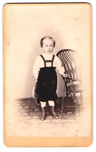 Fotografie A. Rossberg, Nossen, am Markt, Portrait kleiner junge in Latzhosen mit Sommerhut in der Hand