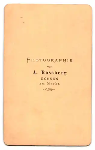 Fotografie A. Rossberg, Nossen, am Markt, Portrait kleiner junge in Latzhosen mit Sommerhut in der Hand