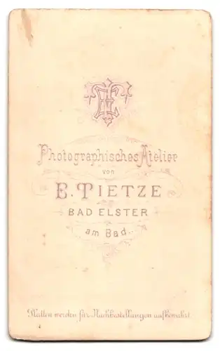 Fotografie E. Tietze, Bad Elster, am Bad, Portrait Herr im Anzug mit Zylinder und Vollbart